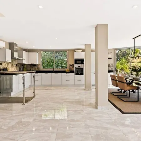 Vila - 3-bedroom With Pool And Mountain View Marbella