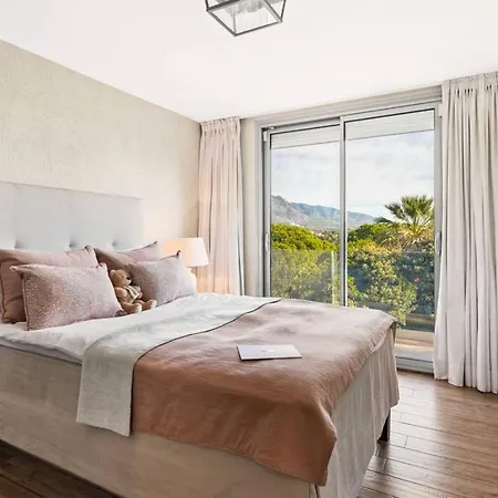 - 3-bedroom With Pool And Mountain View 마르베야