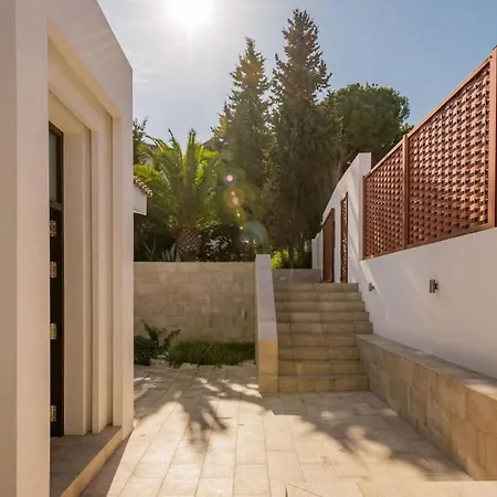 - 3-bedroom With Pool And Mountain View 빌라